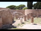 08533 ostia - regio v - insula vii - domus dei capitelli di stucco (v,vii,4-5) - peristylium - blick ri norden - 06-2022.jpg